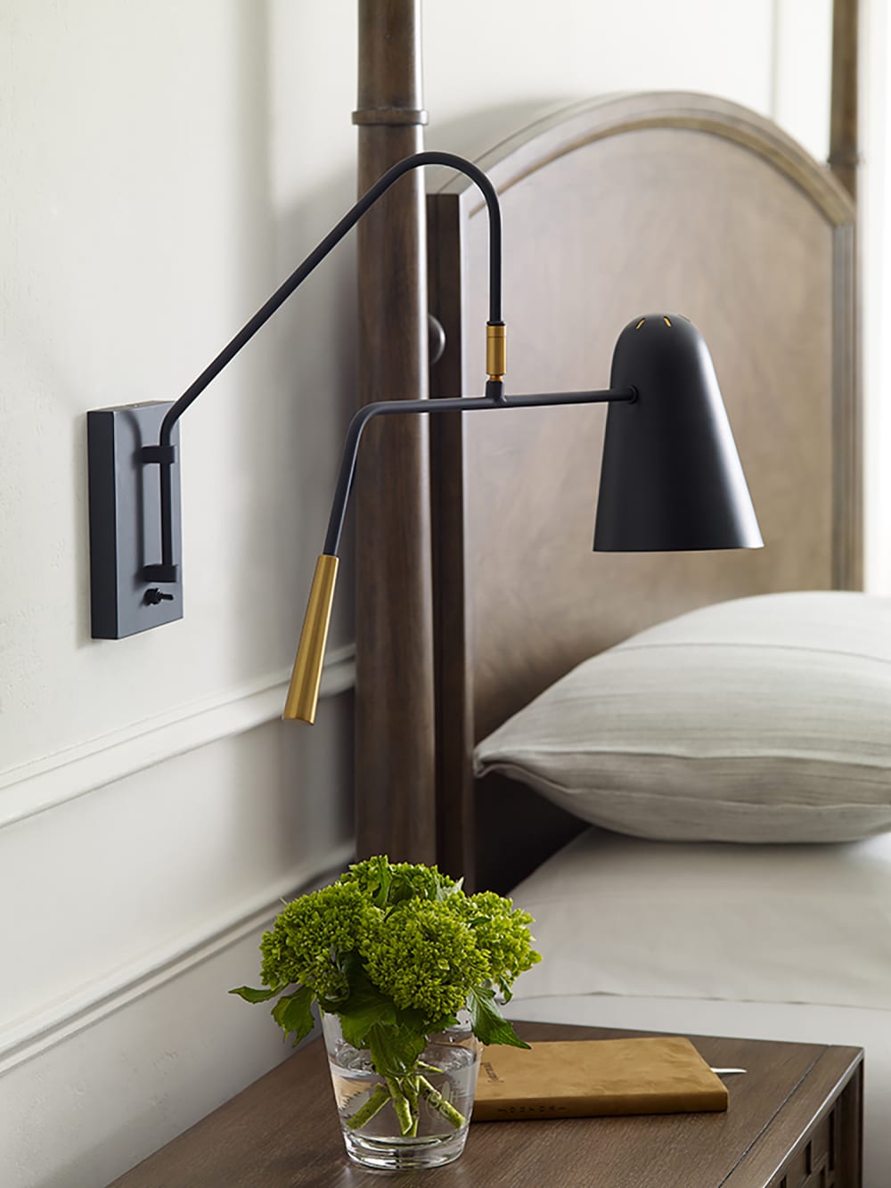 Applique murale orientable en métal noire et dorée — vue 4