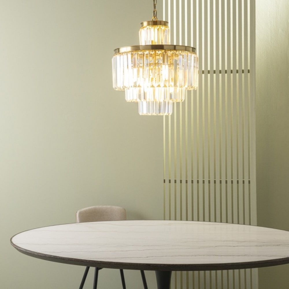 SIGNATURE Produkteigenschaften: Struktur aus goldenem Metall. Anhänger aus facettiertem Glas. Art-Déco-Stil. Gold