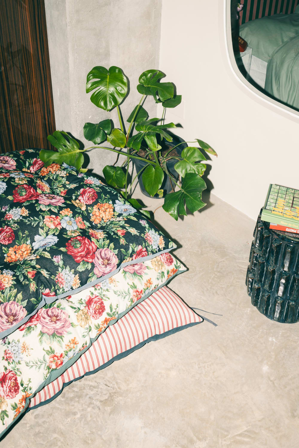 Matelas de sol en coton noir fleurs 120x100