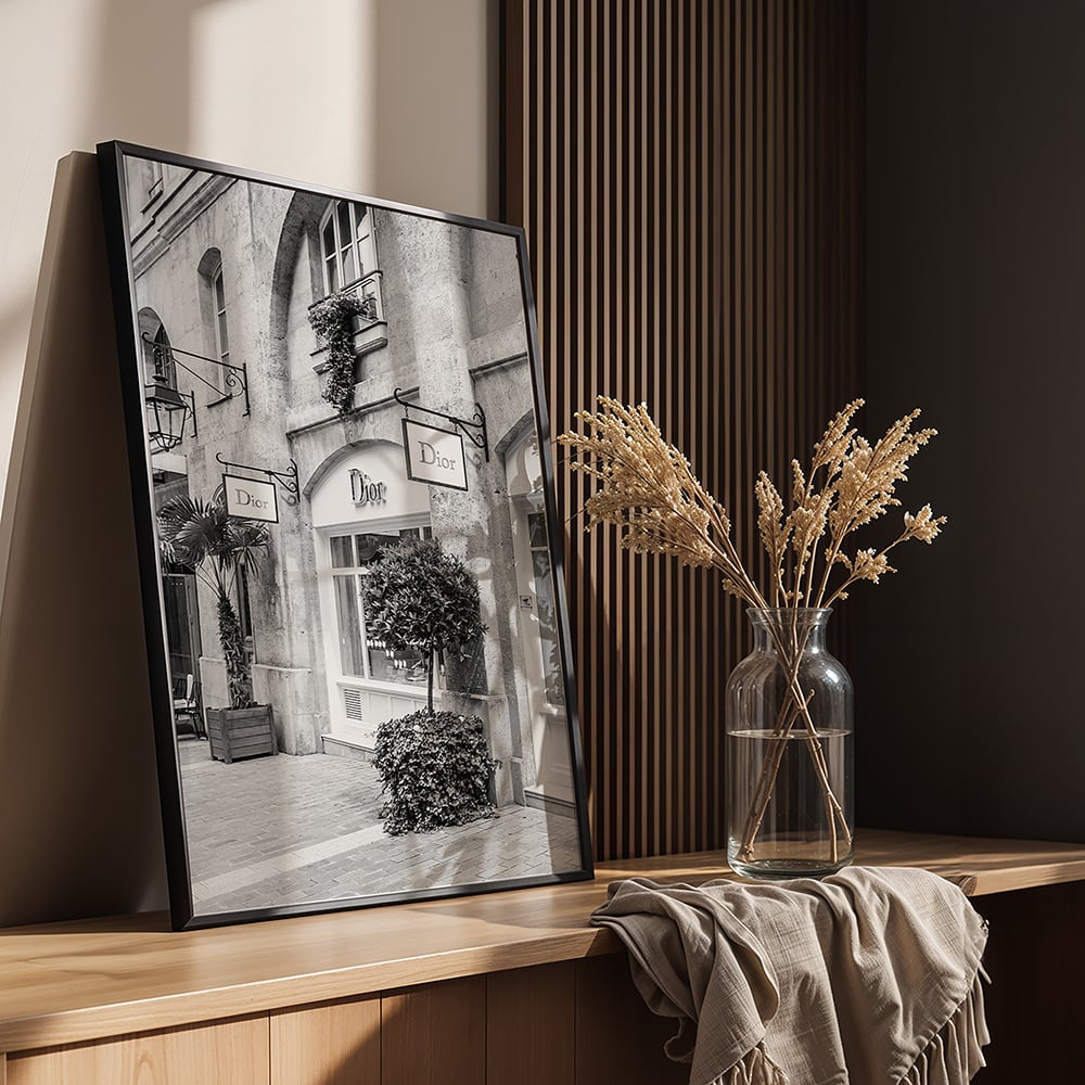 POSTER LAB Schwarz-Weiß-Fotografie der wunderschönen Pariser Fassade eines Dior-Modegeschäfts. Perfekt, um Ihrem Zuhause einen Hauch von Eleganz zu