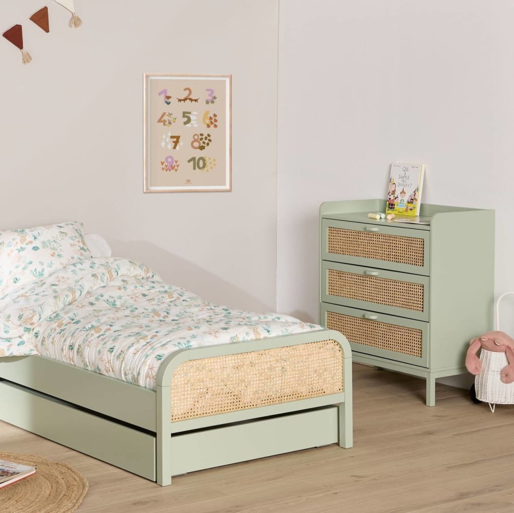 Commode 3 tiroirs effet bois et cannage vert sauge (CAMIF) - Image 1