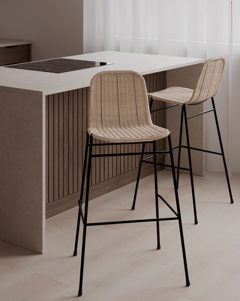 Hoher Hocker aus natürlichem Rattan und schwarzen Metallbeinen -