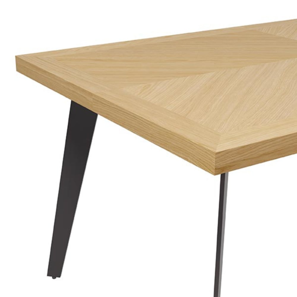 Esstisch, 140 cm, Eichenfurnierplatte, zentrale Beine in Schwarz.