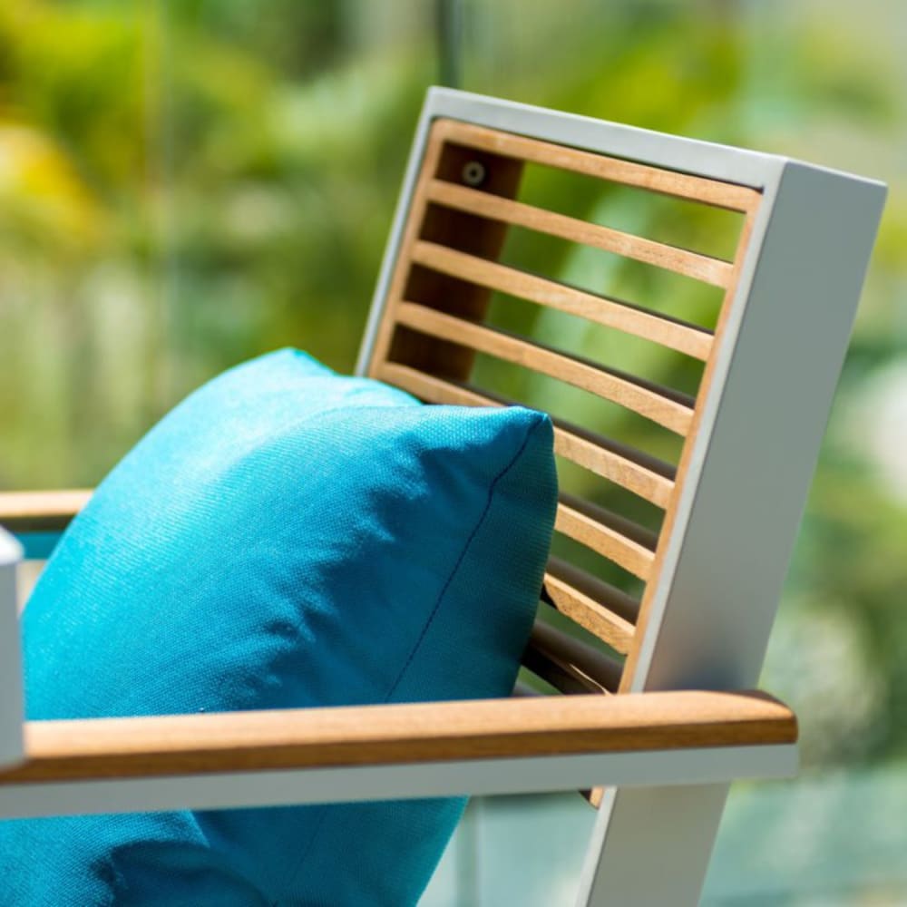 Chaise repas extérieur empilable en aluminium et teck