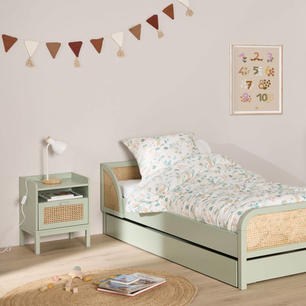 Table de chevet effet bois et cannage vert sauge (CAMIF) - Image 1