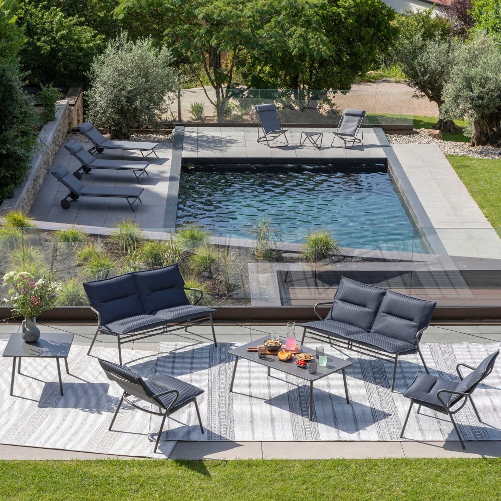 Ensemble 1 table basse carrée et 2 fauteuils en acier gris