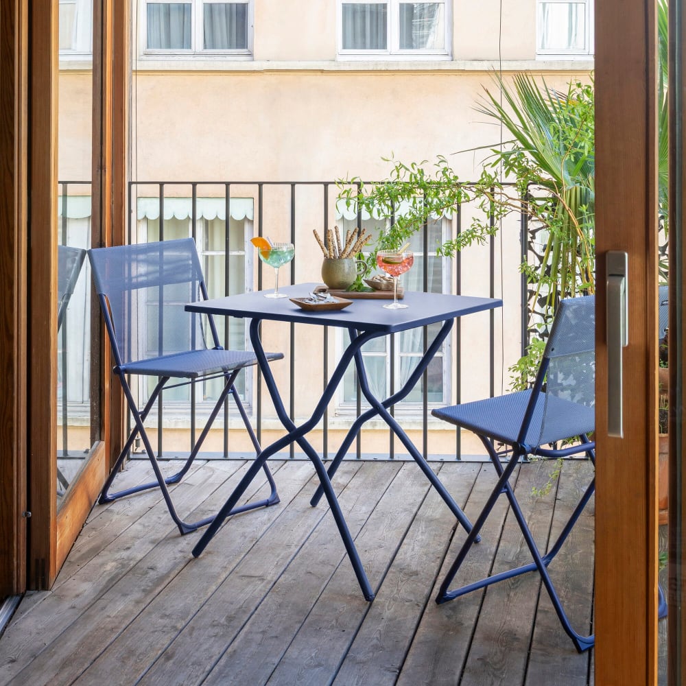 Ensemble 1 table, 2 chaises pliantes ultra-compactes en acier bleu