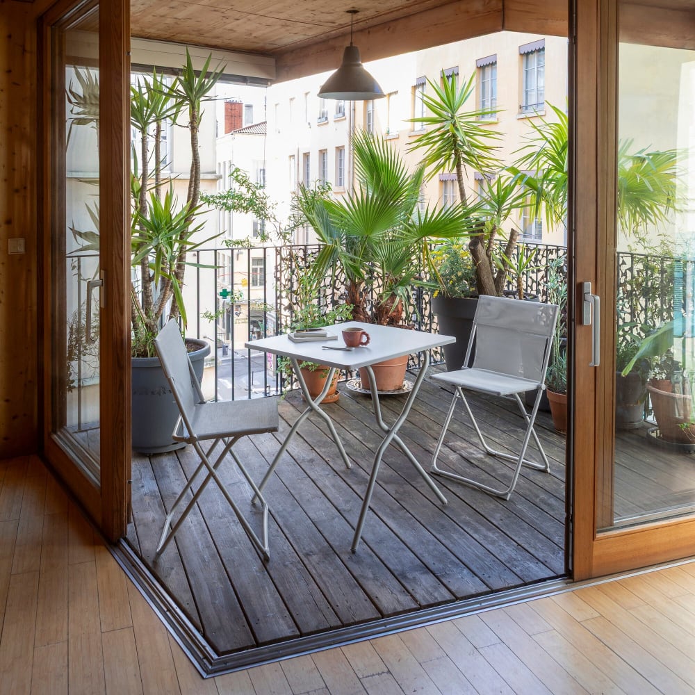 Ensemble 1 table, 2 chaises pliantes ultra-compactes en acier beige