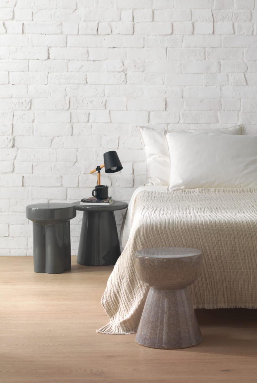 Tabouret / table d'appoint en céramique grise