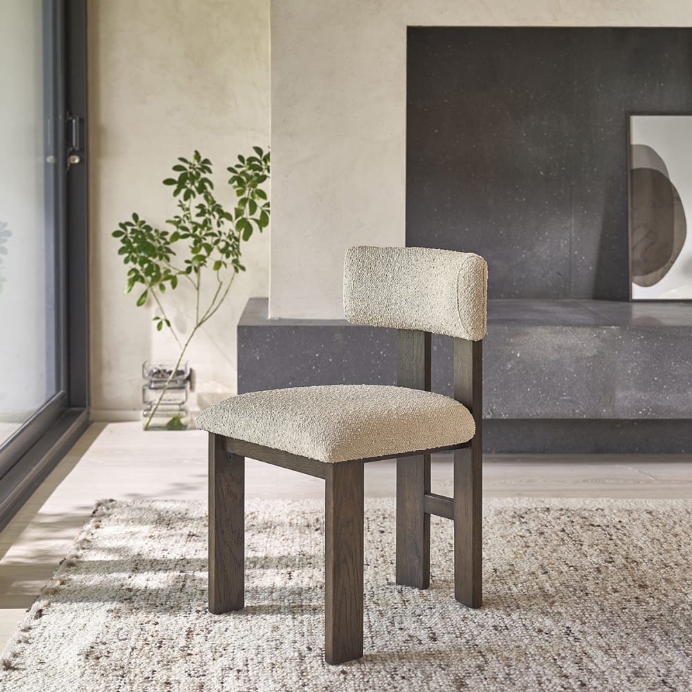 BERAH GETAH Stuhl aus massiver brauner Eiche und beigem Bouclé-Stoff style modern - Holz