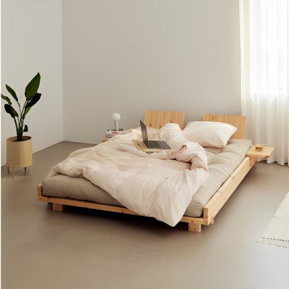 Lit social bed en pin massif coloris naturel avec dossiers et 2 tables