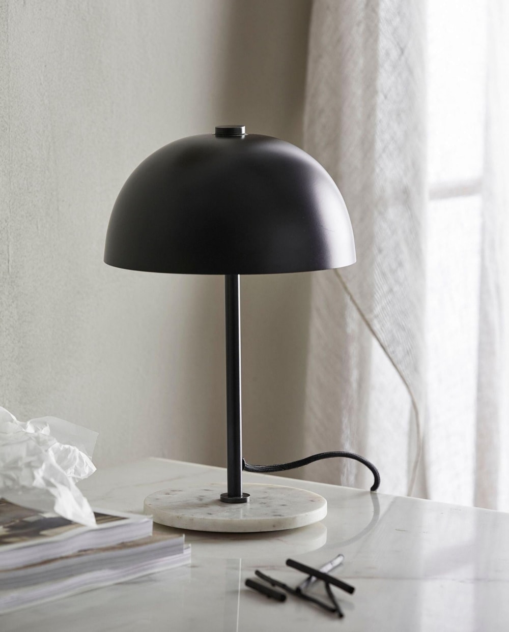 Tischlampe KITA – Schwarz mit Marmorständer - Maisons Du Monde