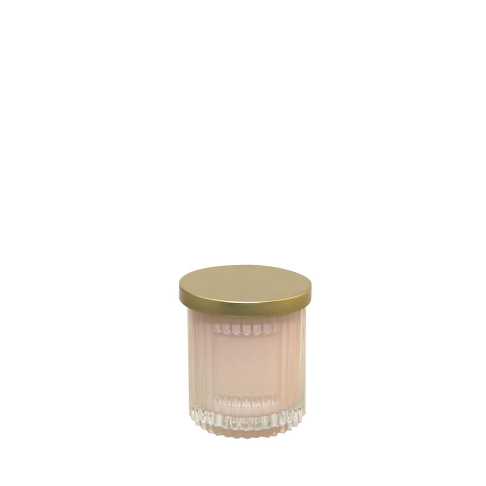 vela rosa con tapa dorada con fragancia de coco