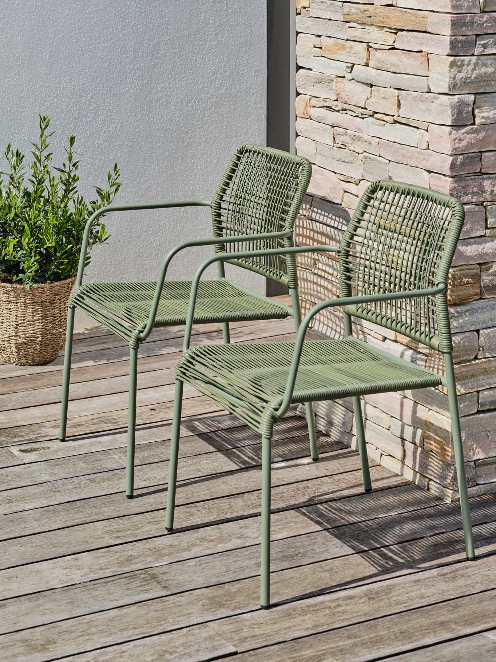 Lot composéé de 2 fauteuils de jardin en corde et acier Lot composéé de 2 fauteuils de jardin en corde et acier