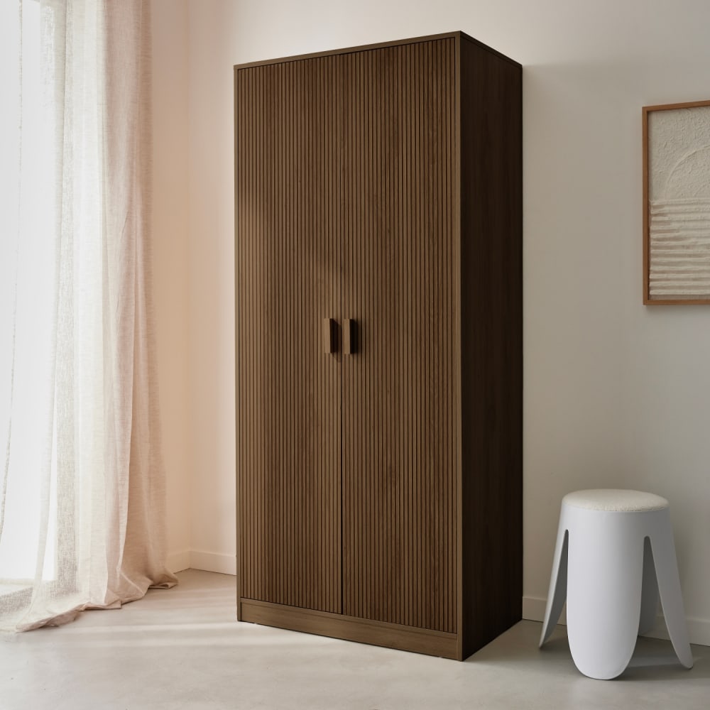 sweeek Kleiderschrank, 2 Türen, Kleiderstange und Stauräume nussbaumfarben style modern Braun Spanplatte