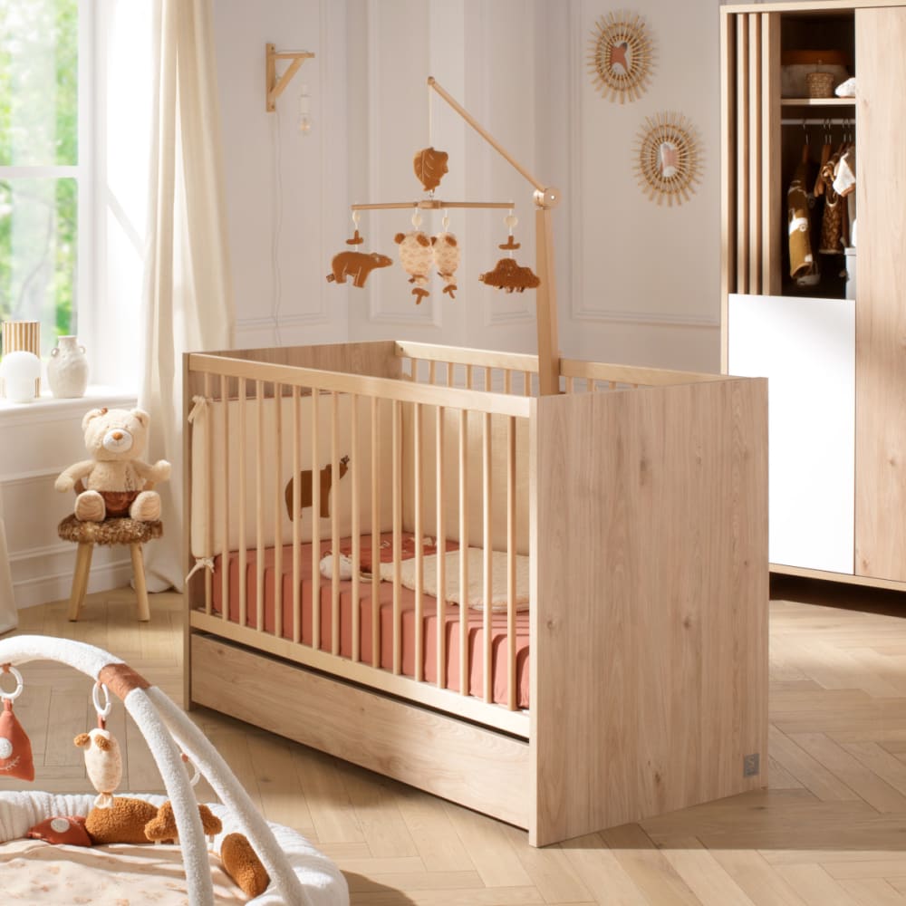 Lit bébé à barreaux en bois décor chêne suave avec matelas