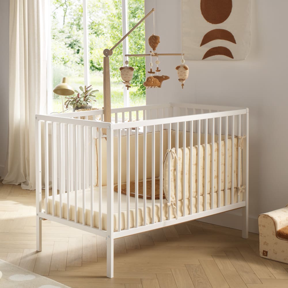 Lit bébé tout barreaux en bois avec matelas