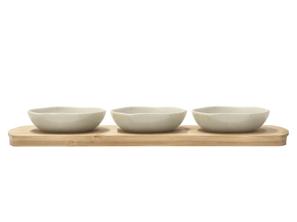 Plateau en bambou avec 3 bols en grès beige doux