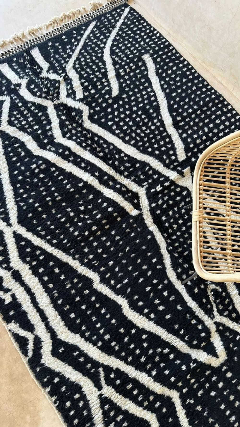 Tapis berbère marocain noir et blanc noir 191 x 270