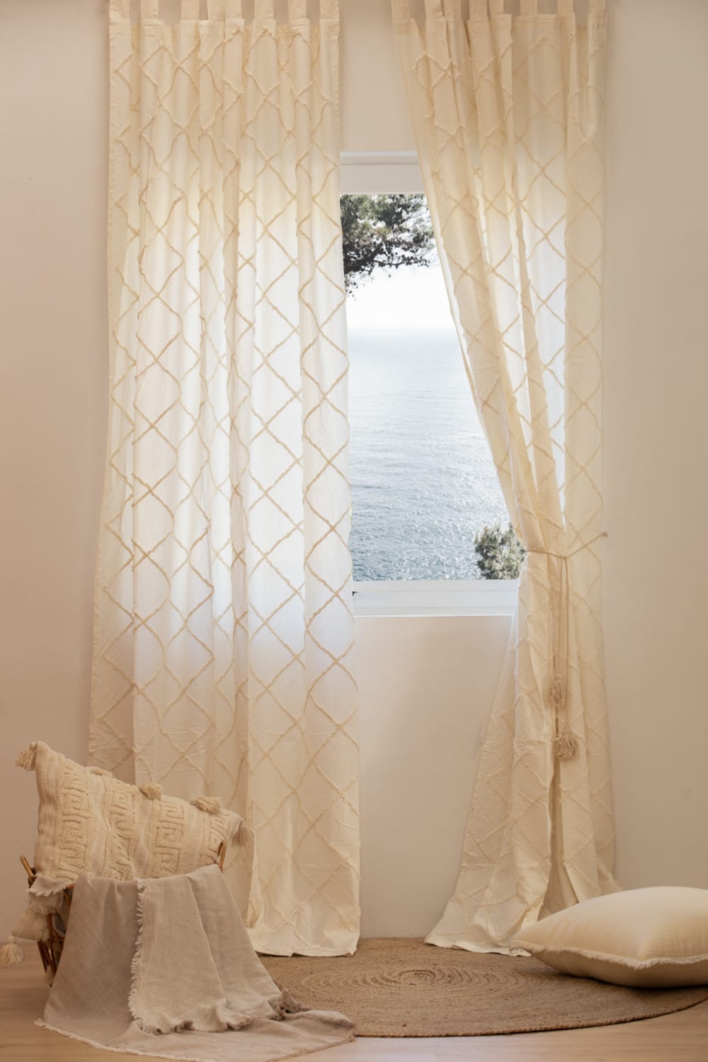 CALMA HOUSE Halbdurchsichtiger beiger Baumwollvorhang mit Rauten-Tufting-Design. Befestigung mit Schlaufen. Weiß