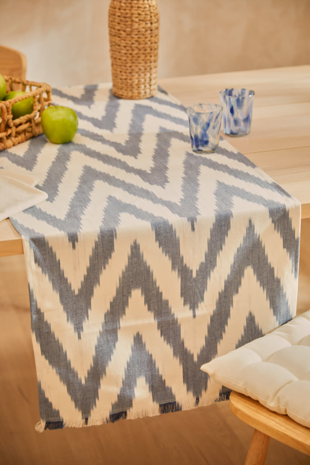 CALMA HOUSE Moderner Tischläufer aus Baumwolle mit blauem Ikat-Print. Fertig mit Fransen. Blau