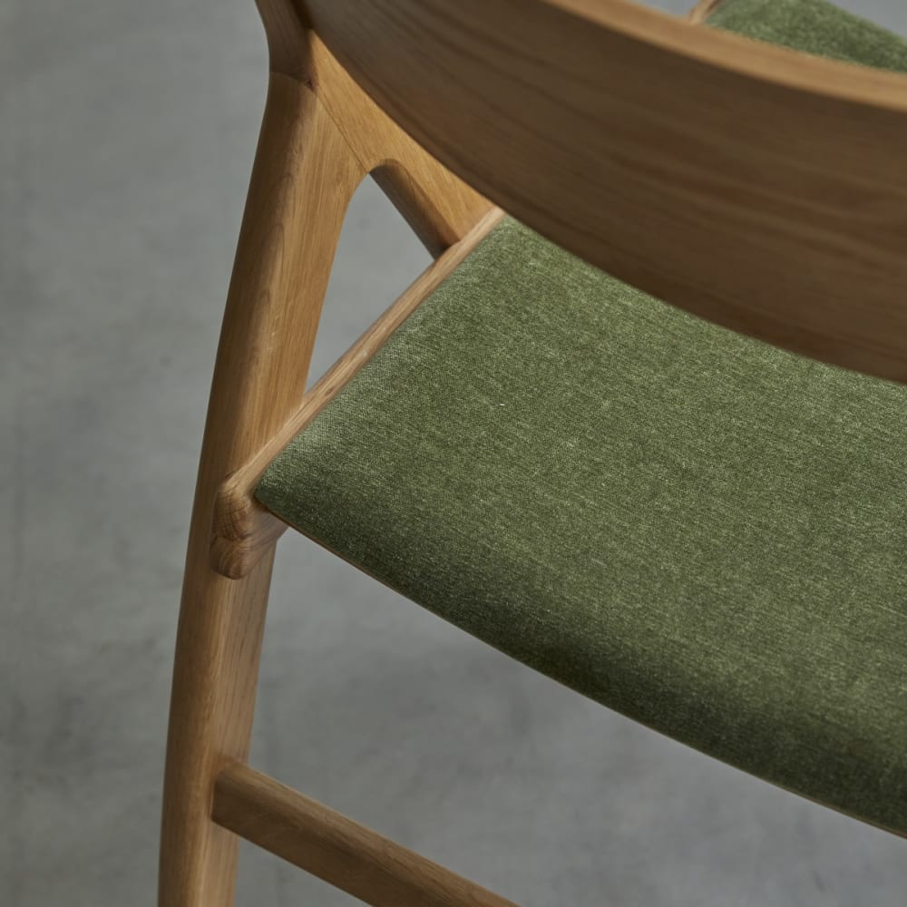 Stuhl aus massiver Eiche und grünem Samt - Maisons Du Monde
