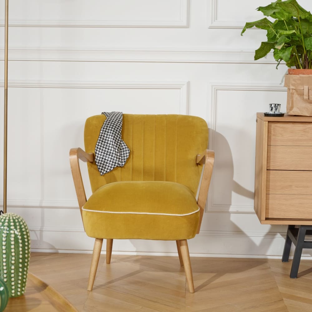 Fauteuil style scandinave en hévéa et velours jaune moutarde