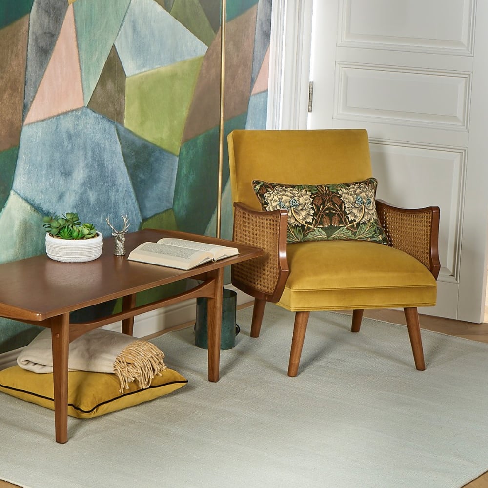 Fauteuil en hévéa, cannage et velours jaune moutarde