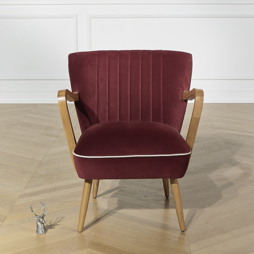 Fauteuil style scandinave en hévéa et velours rouge sienne