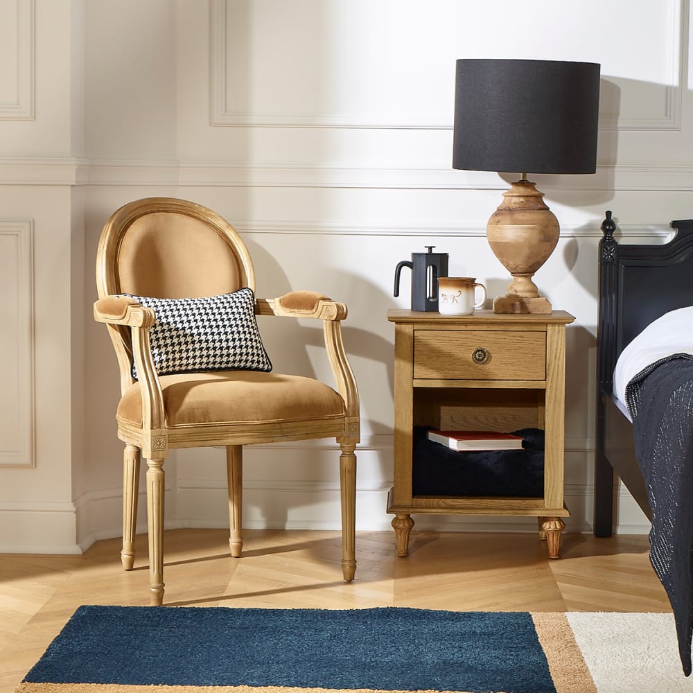 Robin des Bois Stuhl aus Hevea-Holz und Samtstoff Kamel style classic chic Braun Holz
