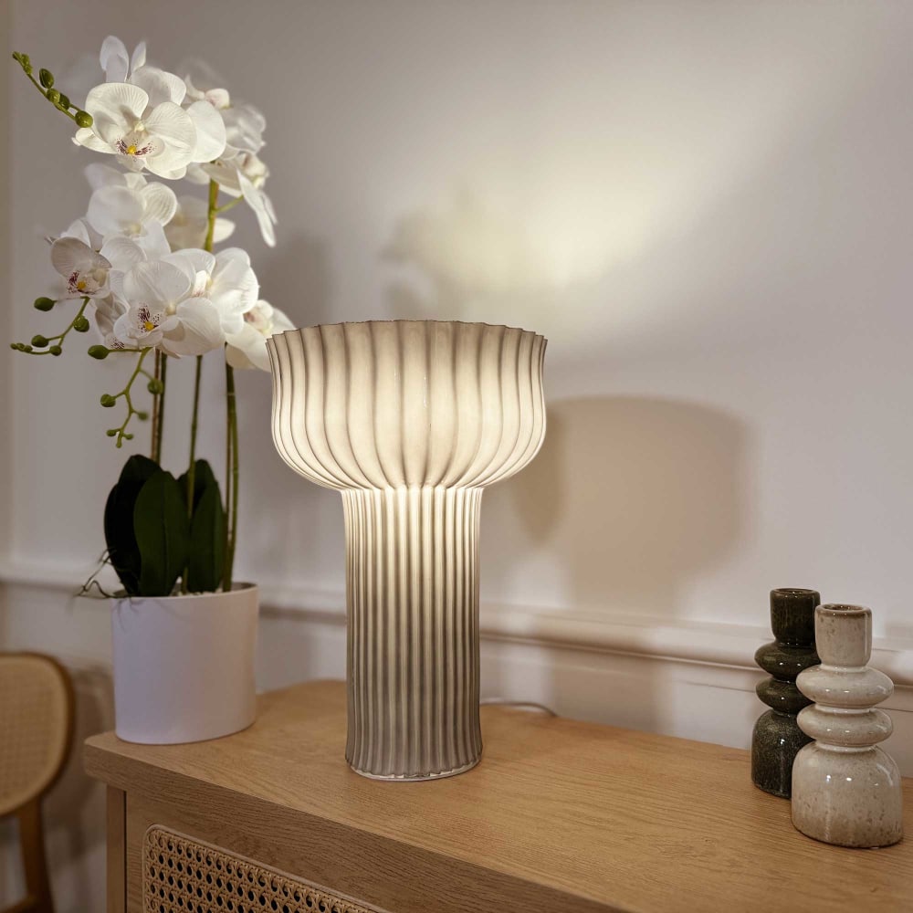 Lampe à poser en verre strié — vue 3
