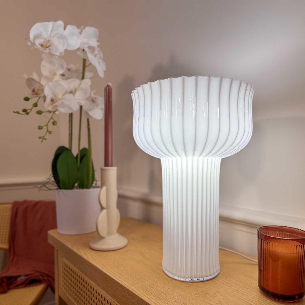 Lampe à poser en verre strié — vue 3