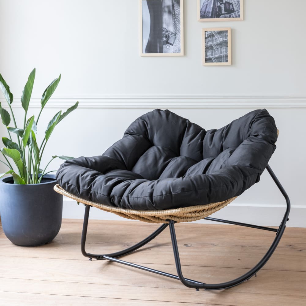 Fauteuil à bascule en rotin synthétique avec coussin noir