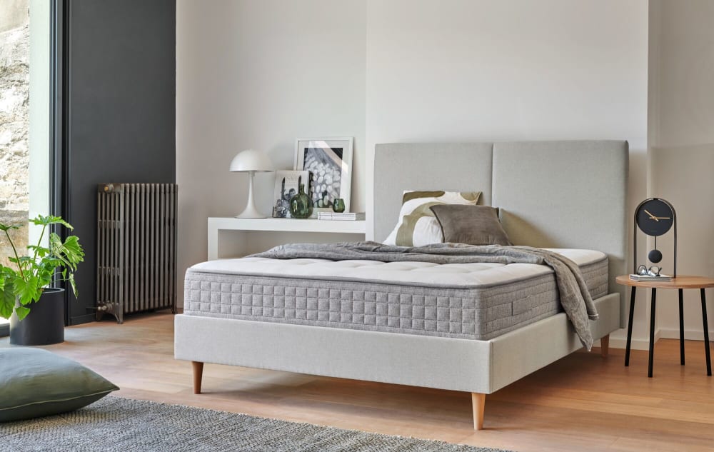 Lit en bois et en tissus gris clair 160 x 200 cm