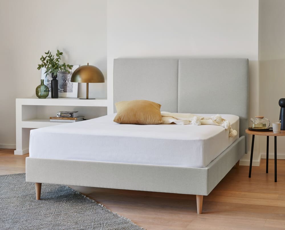 Lit en bois et en tissus beige 140 x 190 cm