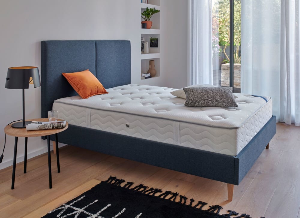 Lit en bois et en tissus bleu 160 x 200 cm