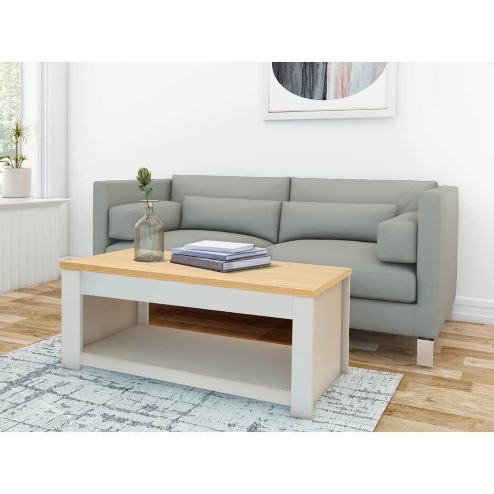 LOFT24 Ein stilvoller Couchtisch aus Massivholz im Landhausstil. Braun