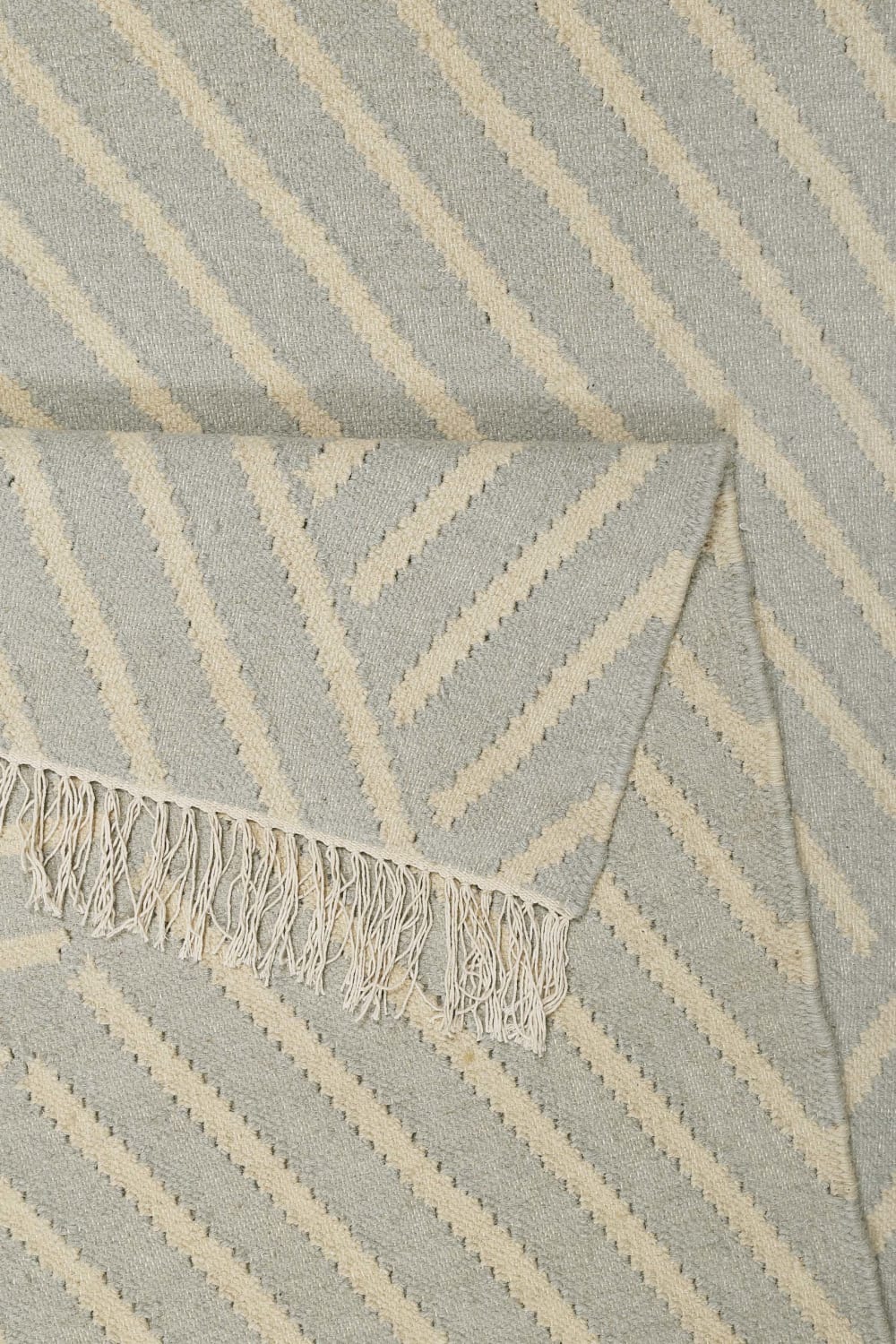 Tapis tissé main pure laine vierge à franges gris et beige 80x150 — vue 4