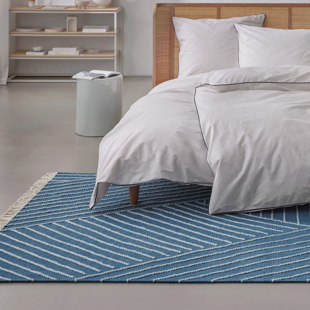 Tapis tissé main pure laine vierge bleu à franges 80x150 — vue 3