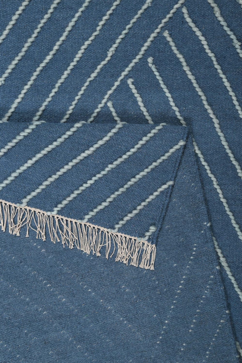 Tapis tissé main pure laine vierge bleu à franges 80x150 — vue 4