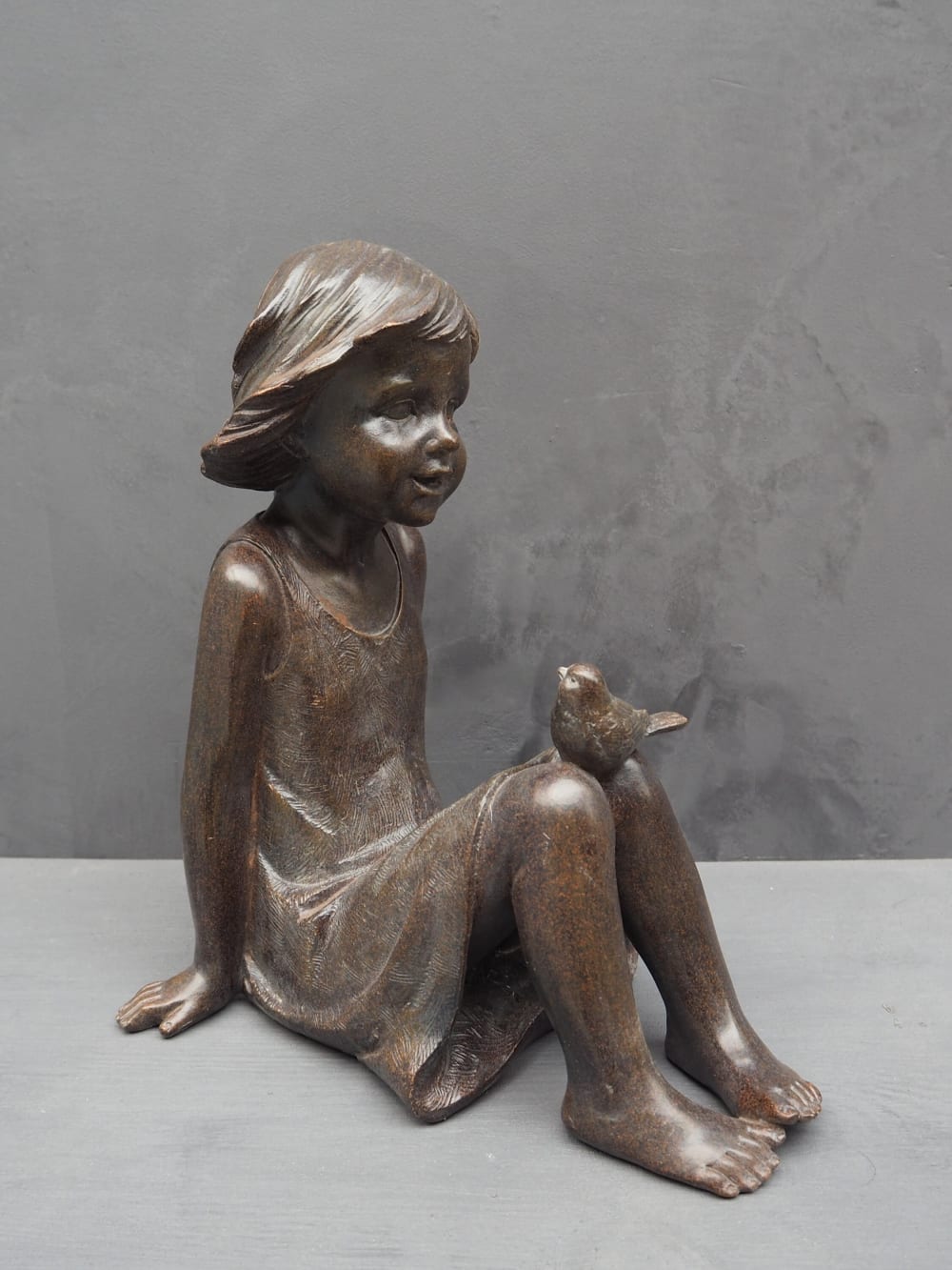 Figurine petite fille en résine cuivre l'oiseau H27 - Maisons du Monde