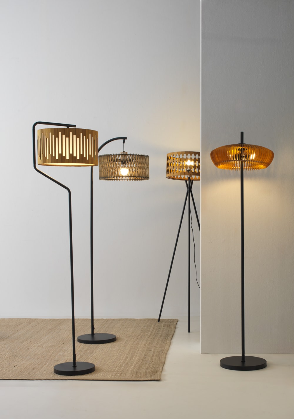 Lampe sur pied avec abat-jour en contreplaqué couleur miel