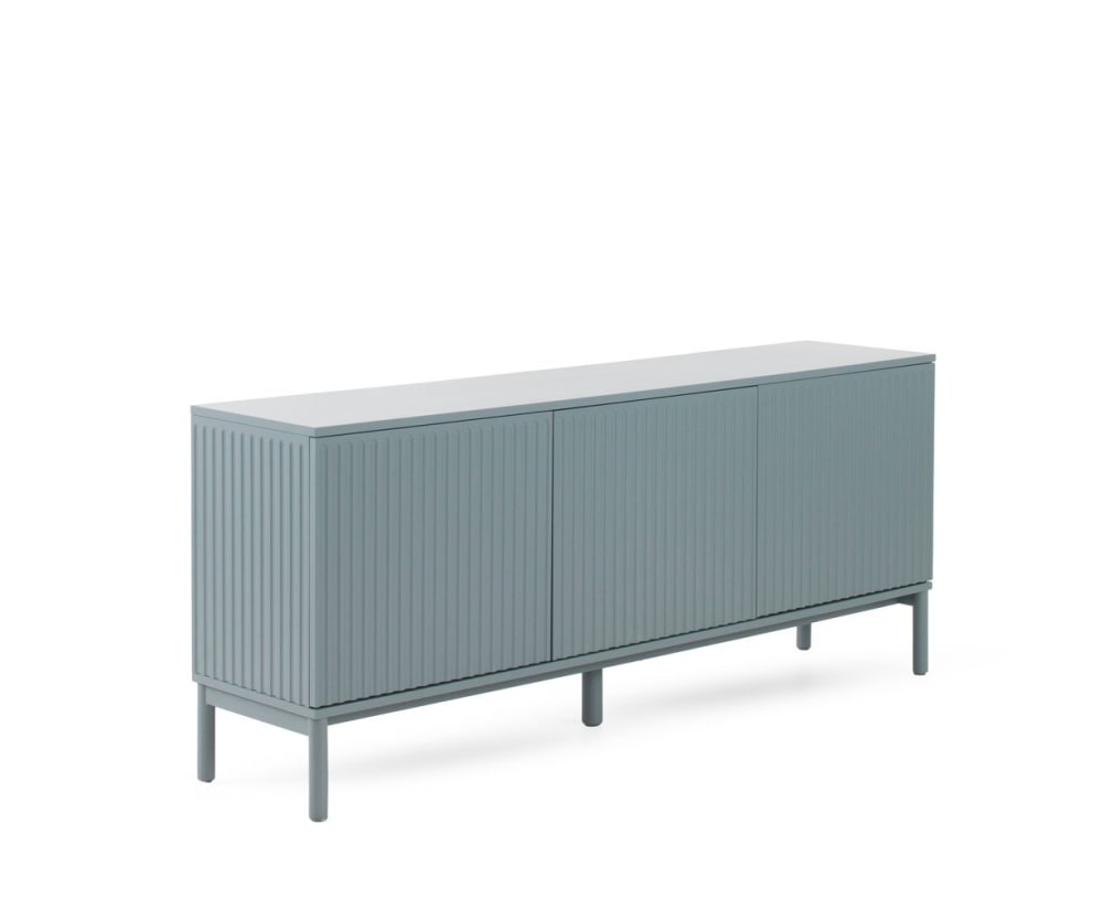 Buffet bleu avec rainures sur les portes et les côtés