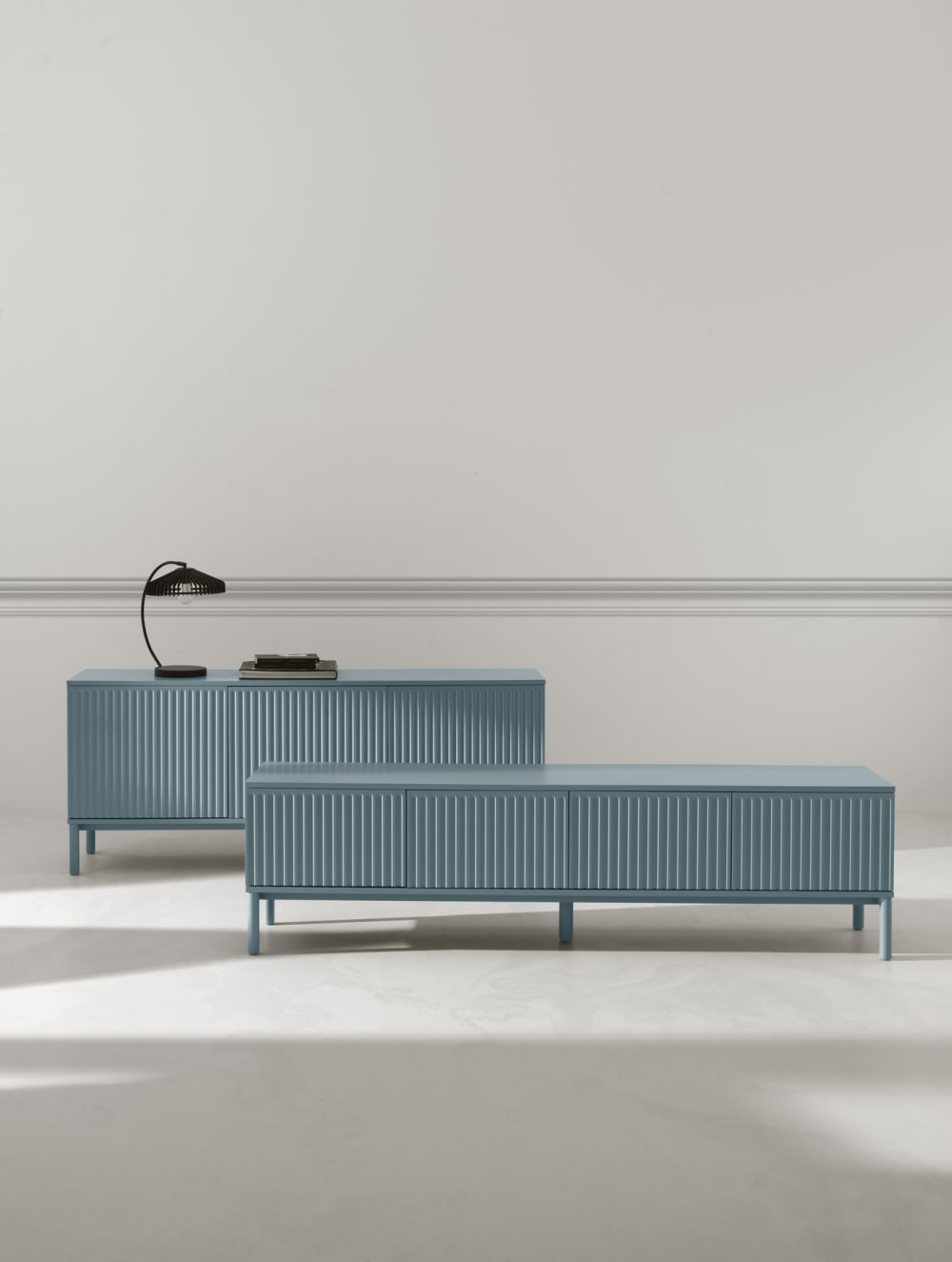 Buffet bleu avec rainures sur les portes et les côtés