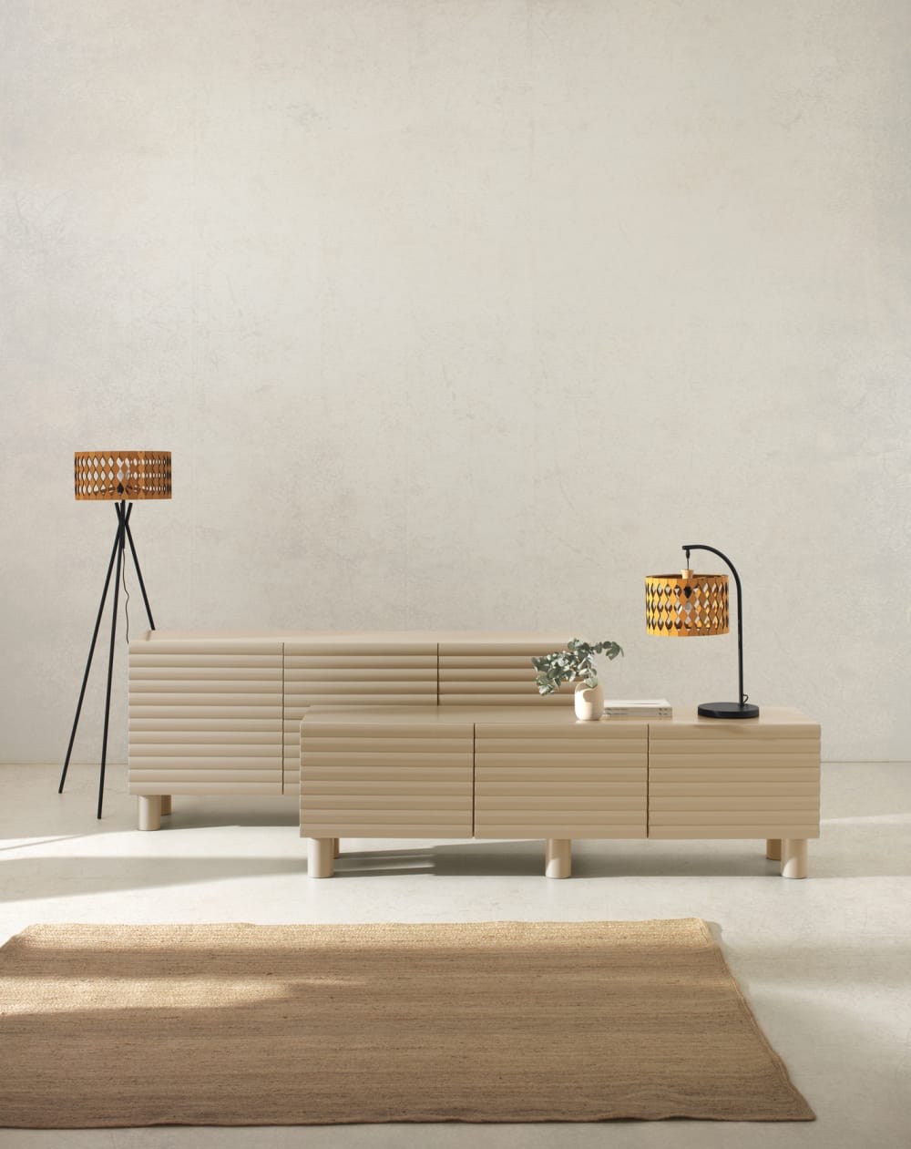 Buffet beige avec relief ondulé sur les portes et les tiroirs