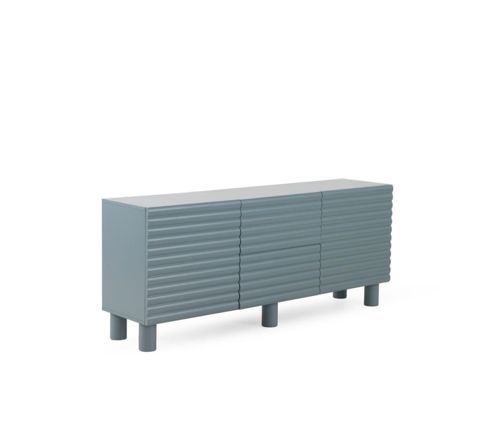 Buffet bleu avec relief ondulé sur les portes et les tiroirs