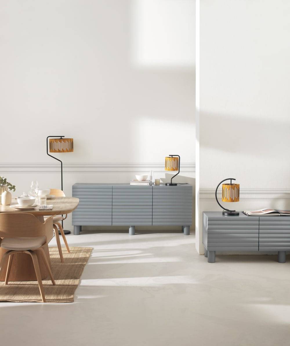 Buffet bleu avec relief ondulé sur les portes et les tiroirs