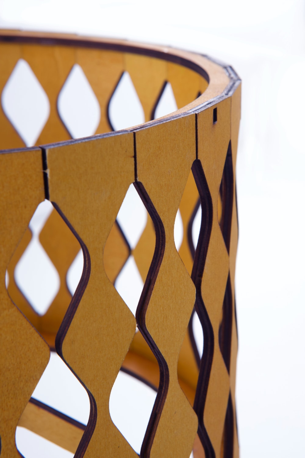 Lampe de table en contreplaqué couleur miel — vue 4