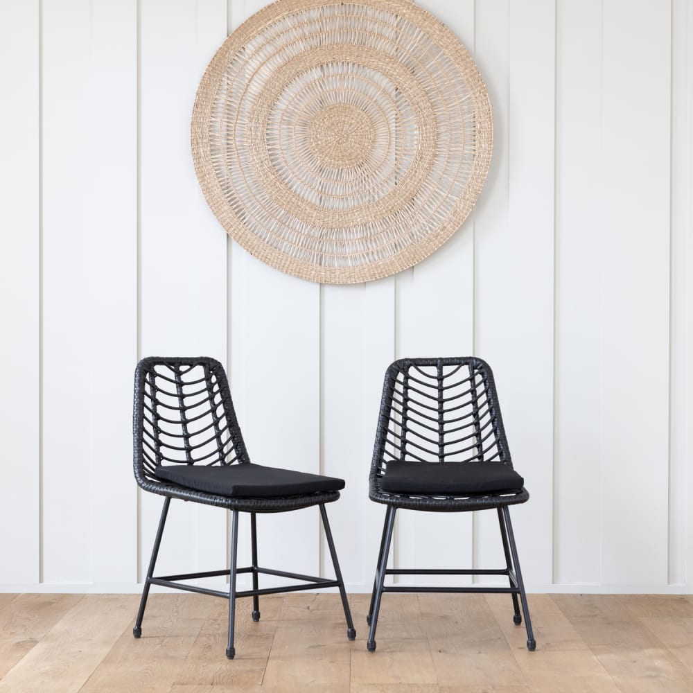 Lot de 2 chaises en rotin synthétique noires avec coussins