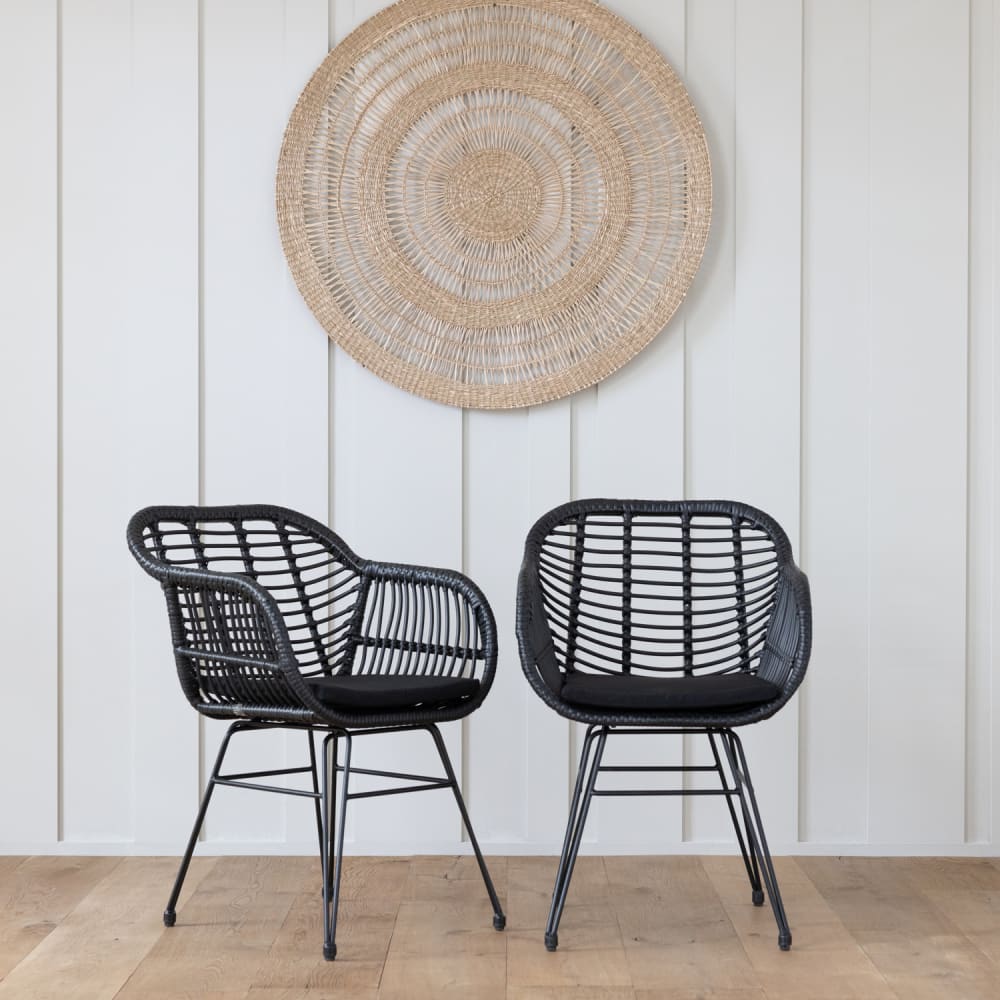 Lot de 2 fauteuils en rotin synthétique noirs avec coussins